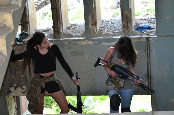 Airsoft Jeu Belle Fille Avec Gun Nice Danger — Photo