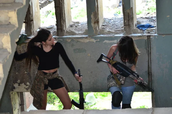 Airsoft Jogo Bela Menina Com Gun Nice Perigo — Fotografia de Stock