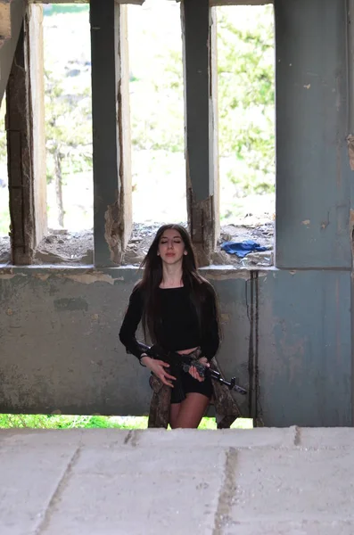 Airsoft Jeu Belle Fille Avec Gun Nice Danger — Photo