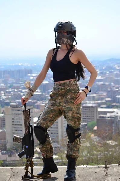 Airsoft Oyun Güzel Kız Ile Gun Nice Tehlike — Stok fotoğraf