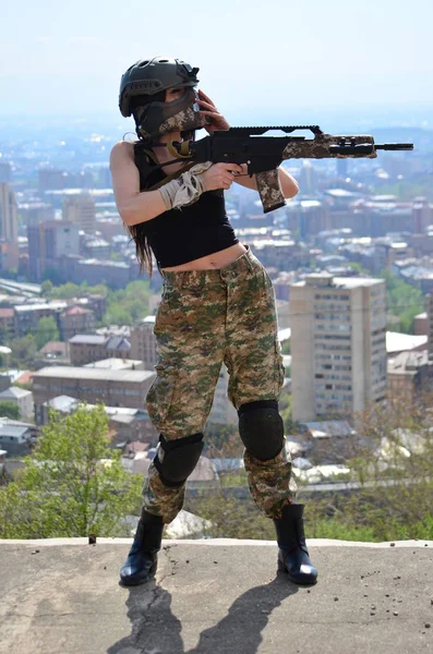 Airsoft Gioco Bella Ragazza Con Gun Nice Pericolo — Foto Stock