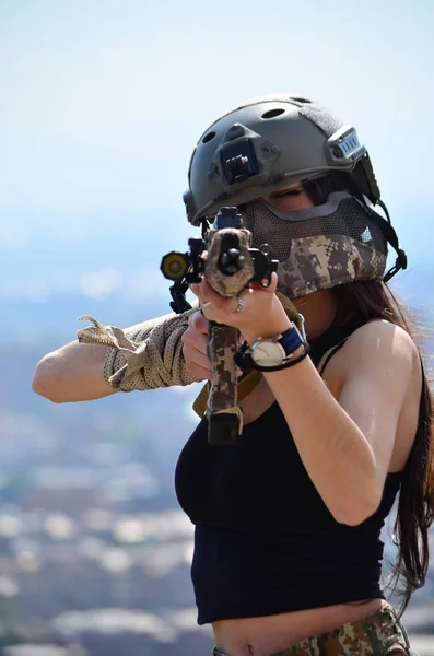 Airsoft Gioco Bella Ragazza Con Gun Nice Pericolo — Foto Stock