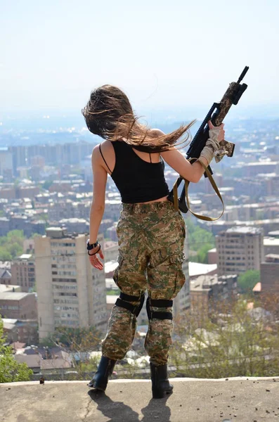 Airsoft Gioco Bella Ragazza Con Gun Nice Pericolo — Foto Stock