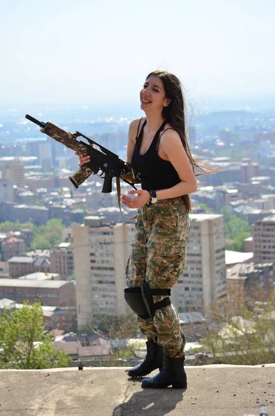 Airsoft Oyun Güzel Kız Ile Gun Nice Tehlike — Stok fotoğraf