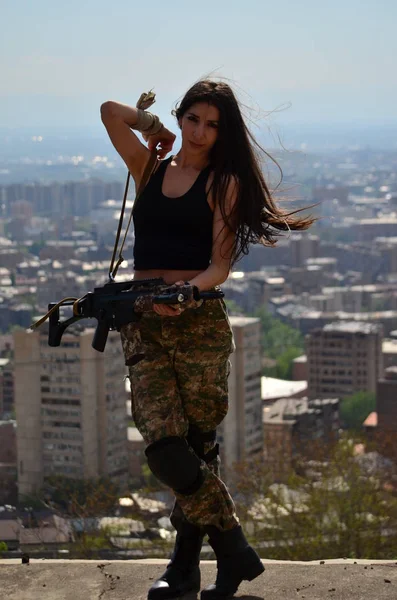 Airsoft Gioco Bella Ragazza Con Gun Nice Pericolo — Foto Stock