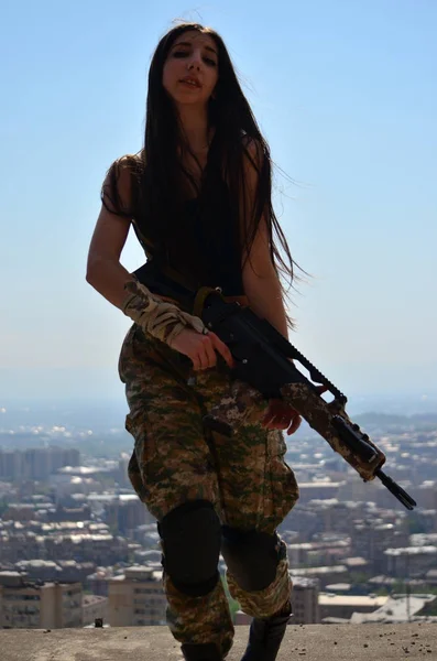 Airsoft Oyun Güzel Kız Ile Gun Nice Tehlike — Stok fotoğraf