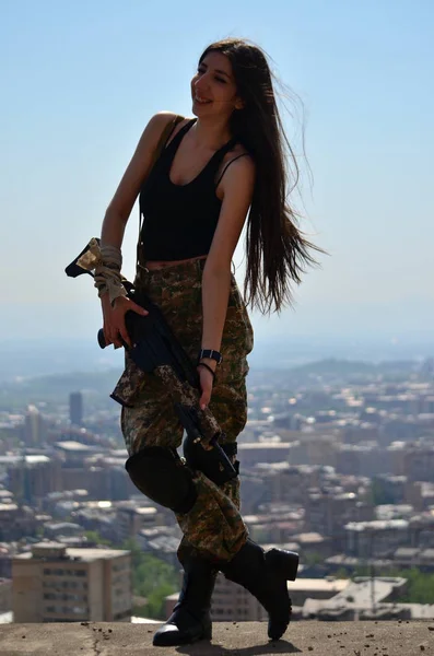 Airsoft Gioco Bella Ragazza Con Gun Nice Pericolo — Foto Stock