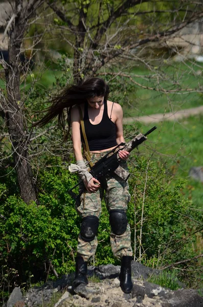 Airsoft Oyun Güzel Kız Ile Gun Nice Tehlike — Stok fotoğraf