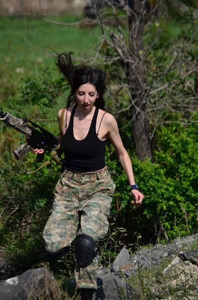 Airsoft Juego Hermosa Chica Con Gun Nice Peligro — Foto de Stock