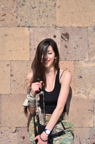 Airsoft Gioco Bella Ragazza Con Gun Nice Pericolo — Foto Stock