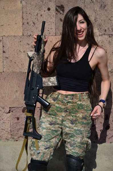 Airsoft Juego Hermosa Chica Con Gun Nice Peligro —  Fotos de Stock