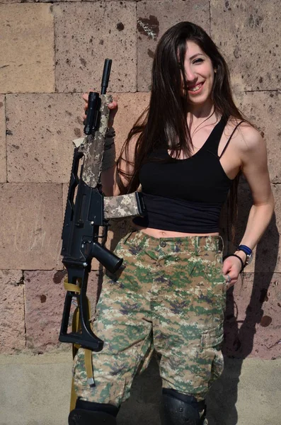 Airsoft Juego Hermosa Chica Con Gun Nice Peligro —  Fotos de Stock