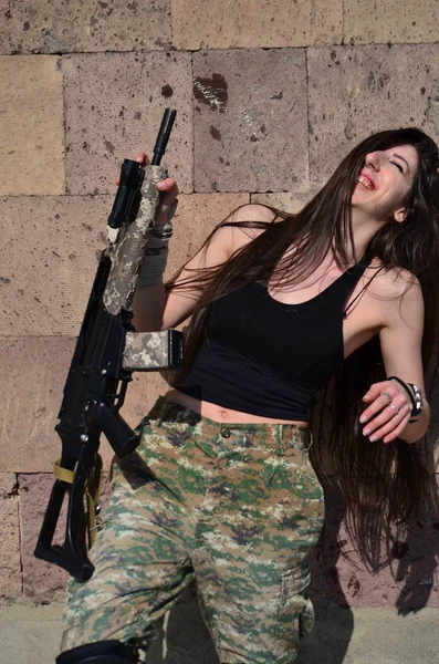 Airsoftová Hra Krásná Dívka Gun Nice Nebezpečí — Stock fotografie