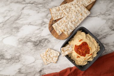 Kızarmış kırmızı biberli humus, otlu, tuzlu, yassı ekmek krakeri..