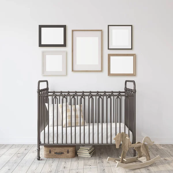 农舍托儿所 白色墙壁附近的黑色金属婴儿床 墙上有五个不同的框架 内部和框架模型 — 图库照片