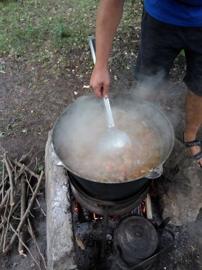 Kazan 'daki adam açık havada yemek pişiriyor