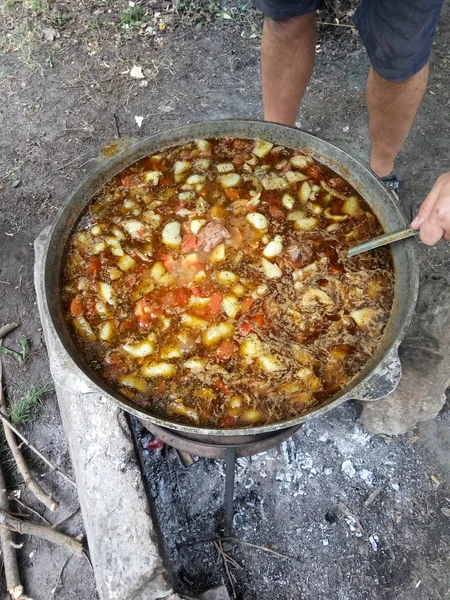 Homme Dans Chaudron Cuisine Nourriture Plein Air — Photo