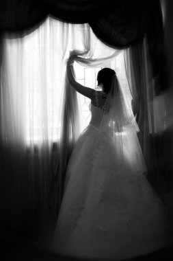 arka pencereden yakın gelin silüeti