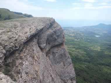 deniz ve köy manzaralı dağlar, orman