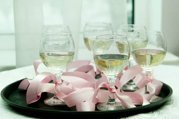 Okulary Szampanem Tacy Wiązanej Różową Wstążką — Zdjęcie stockowe