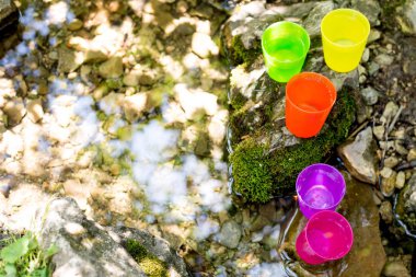 Beş çok renkli bardak suyla bir bahar doğa yaz yakın: