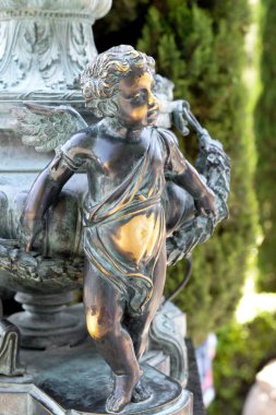 Bronz melek heykelcik bize karşı karşıya