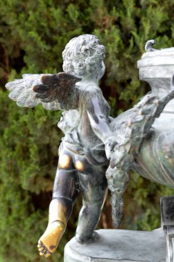 bize onun geri ile bronz melek standları