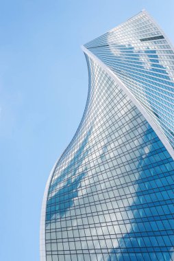 Mavi gökyüzüne karşı cam ve metalden kule