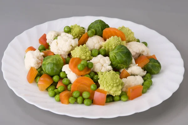 Saláta Zöldséget Egy Szép Fehér Tányérra Jogdíjmentes Stock Képek