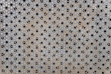 Yuvarlak delikli gri metal ızgara. Tasarım, afiş ve düzeni için.