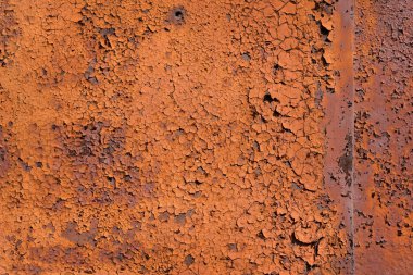 Eski metal duvar kırık pişmiş toprak boya ile kaplı. Tasarım, afiş ve düzeni için.