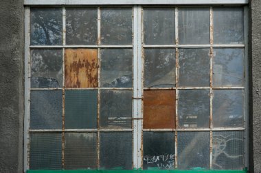 Eski cam tuğla duvar. Küçük parçaları penceresinden. Tasarım, afiş ve düzeni için. Arka plan.
