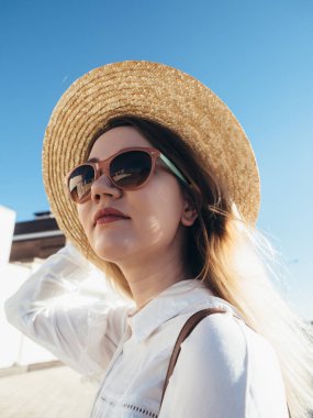 Şapka ve güneş gözlüğü ile elbise güzel kız.