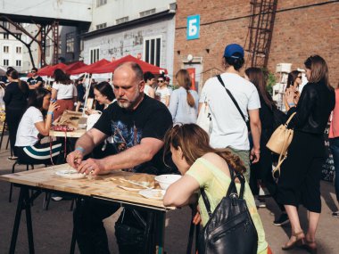 Kazan, Rusya - 19 Mayıs 2018. Açık gıda pazarı - Spartacus fabrika sokak gıda festival.
