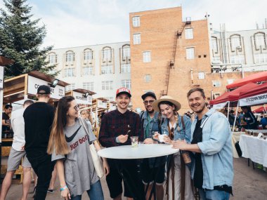 Kazan, Rusya - 19 Mayıs 2018. Açık gıda pazarı - Spartacus fabrika sokak gıda festival