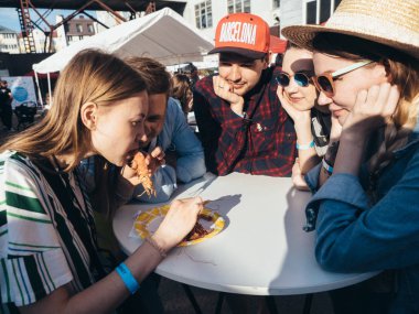 Kazan, Rusya - 19 Mayıs 2018. Açık gıda pazarı - Spartacus fabrika sokak gıda festival