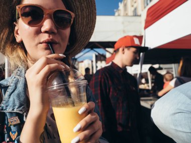 Kazan, Rusya - 19 Mayıs 2018. Açık gıda pazarı - Spartacus fabrika sokak gıda festival