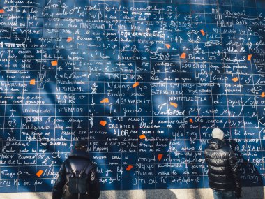 Paris, Fransa - 17 Ocak 2017: Aşk (Le mur des je t'aime) meydanında Jehan Riktüs, Montmartre, duvar. 'Seni seviyorum' özellikleri 250 dillerde 311 kez.
