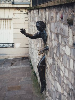 Paris, Fransa - 17 Ocak 2017: Le Passe-Muraille - duvarlardan Jean Marais tarafından üzerinde Montmartre yürüdü adam heykel. Tarafından Marcel Ayme bir hikaye başlığı.
