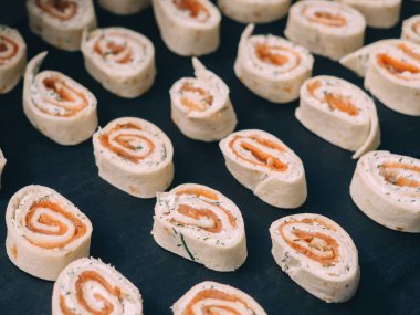 Füme somon, horseradish krem peynir ile ince krep rulo.