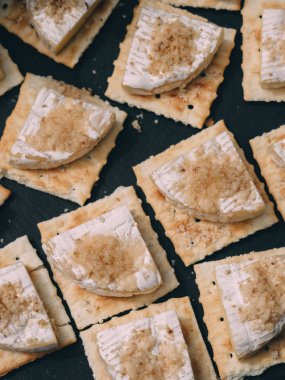 Tanımlama bilgileri, peynir ve fındık ile kanepeler. Ikram Servisi.