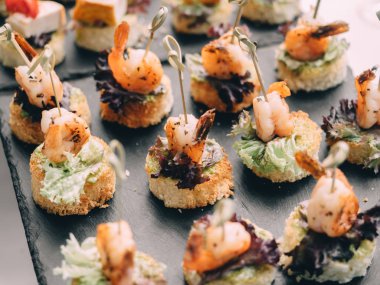 Balık, sebze kanepeler festival düğün tablo açık. Ikram Servisi.