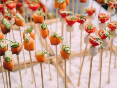 Balık, sebze kanepeler festival düğün tablo açık. Ikram Servisi.