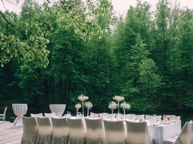 Yemekleri servis ve düğün alayını alanında dekore Festival tablo.