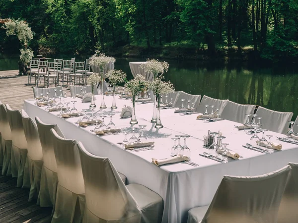 Yemekleri servis ve düğün alayını alanında dekore Festival tablo.