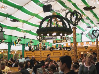 Münih, Almanya - 2 Ekim 2017: Kalabalıklar Theresienwiese Oktoberfest fuar alanının hemen üzerinde bira çadırda.