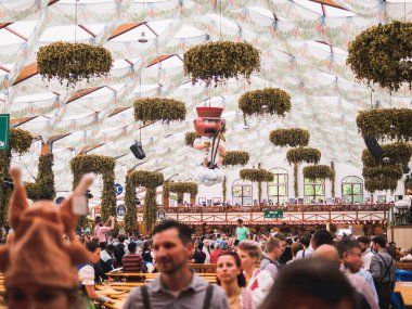 Münih, Almanya - 2 Ekim 2017: Kalabalıklar Theresienwiese Oktoberfest fuar alanının hemen üzerinde bira çadırda.