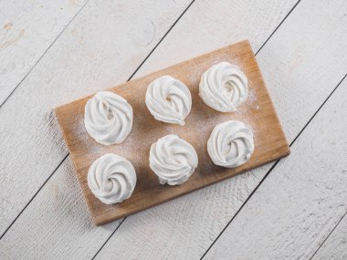 Ahşap tahta üzerinde beyaz ev yapımı zephyr.