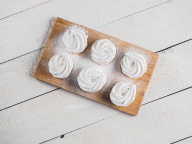 Ahşap tahta üzerinde beyaz ev yapımı zephyr.