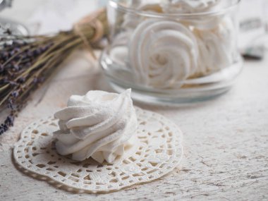 Beyaz Ev yapımı zephyr ile birlikte çay ahşap kurullarında.